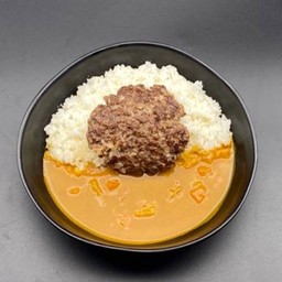 ข้าวแกงกะหรี่แฮมเบิร์กเนื้อ ฟรี ชาเขียวหรือมิโซะซุป