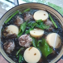 แกงจืดเต้าหู้หมูสับสาหร่าย
