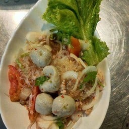 ยำรวมมิตร(ลูกชิ้น-แมงกะพรุน-ปลาหมึกกรอบ)