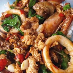 ข้าวกระเพรารวมหมูทะเล