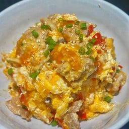 ข้าวหมูผัดซอสสุกี้ไข่ยั่ว