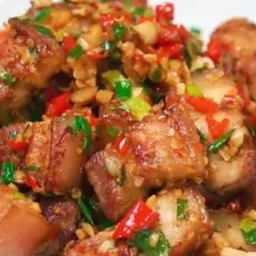 ข้าวหมูกรอบผัดพริกเกลือ