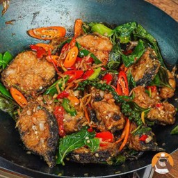 ปลาดุกทอดกรอบผัดฉ่าราดข้าว