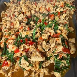 กระเพราไก่เป็นกับ