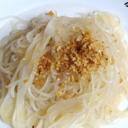 เส้นเล็กลวก คลุกกระเทียมเจียวหอมๆ