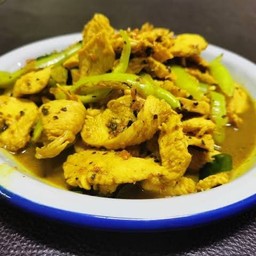 พริกแกงใต้หมูชิ้นราดข้าว