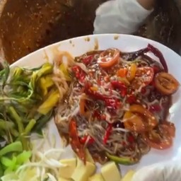 ตำซั่วขนมจีนถาดใส่น้ำปลาร้าเยอะๆ