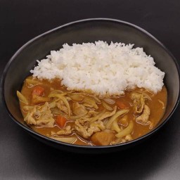 ข้าวแกงกะหรี่หมูสไลด์ ฟรี ชาเขียวหรือมิโซะซุป