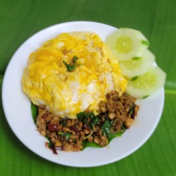 ผัดกะเพราหมูพริกแห้งไข่คนใหญ่ๆ