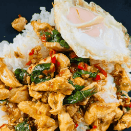 กระเพราไก่ไข่ดาว