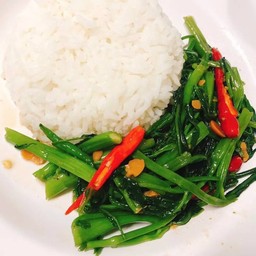 ผัดผักบุ้งราดข้าว