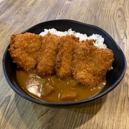 ข้าวแกงกะหรี่ปลาดอลลี่คัตสึ ฟรี ชาเขียวหรือมิโซะซุป