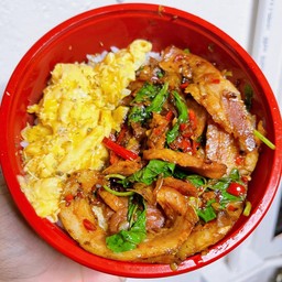 ข้าวกระเพราเบคอน ฟรี ไข่ข้นละมุนๆ