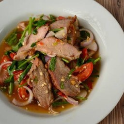 ยำคอหมูย่าง