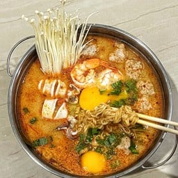 ชะนีมีหม้อ (มาม่าหม้อไฟ)