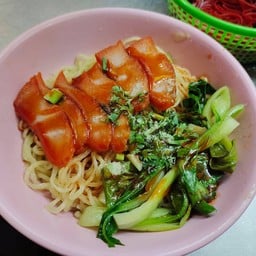 ชายสี่บะหมี่เกี๊ยว หน้า7-11บ้านจ้อง บ้านจ้อง