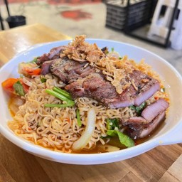 ยำมาม่าคอหมูย่าง