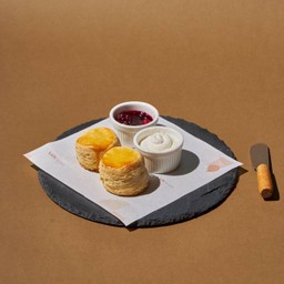 Scone (1 ชิ้น) with Clotted cream and berries