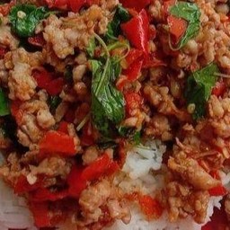 กระเพราเนื้อพริกแห้ง ราดข้าว