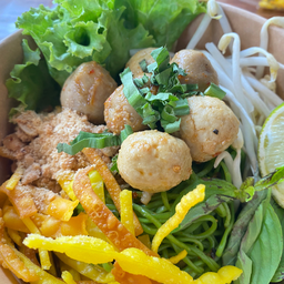 หมี่คลุก ลูกชิ้น