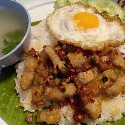 หมูกรอบคั่วพริกเกลือ+ไข่ดาว