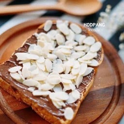 ปังปิ้ง นูเทลล่า + อัลมอนด์สไลด์  1 แผ่น 🥪