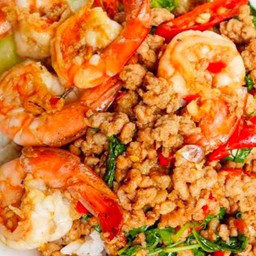 กะเพราไก่สับ + กุ้ง  ราดข้าว