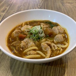 อุด้งแกงกะหรี่หมูนุ่มชูจิ ฟรี ชาเขียวหรือมิโซะซุป