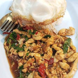 ข้าวกระเพราไก่ ไข่ดาว