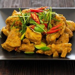 พริกแกงใต้หน่อไม้หมูกรอบราดข้าว