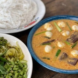 ขนมจีนน้ำยากะทิไก่ลูกชิ้นปลา (รับประทานได้ 3-4 ท่าน)