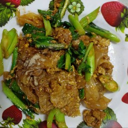 ผัดชีอิ้วหมูกรอบ(เส้นใหญ่)