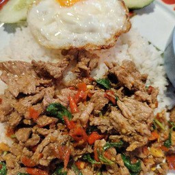 กะเพราเนื้อชิ้น+ไข่ดาว