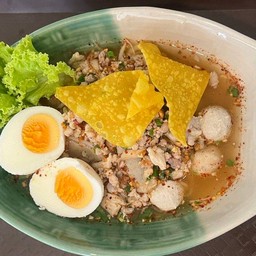 ก๋วยเตี๋ยวหมูต้มยำไข่