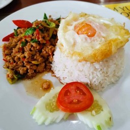 กะเพราหมูไข่ดาว