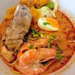 ก๋วยเตี๋ยวต้มยำเล้งกุ้งไข่ต้ม