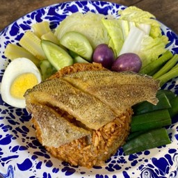 ข้าวคลุกน้ำพริกตาแดง ปลาสลิดแกะ ผักสด ไข่ต้ม