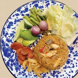 ข้าวผัดน้ำพริกปลาร้า ผักสด