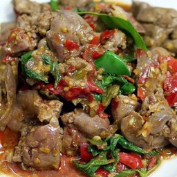 ข้าวกระเพราเครื่องในไก่ ฟรี ไข่ข้นละมุนๆ