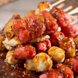 ลูกชิ้นทอดรวมทอดน้ำจิ้มยืนกินผัก