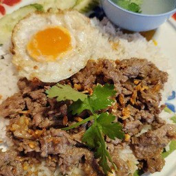 เนื้อชิ้นทอดกระเทียม+ไข่ดาว