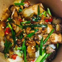 หมูกรอบพริกเกลือ-ราดข้าว