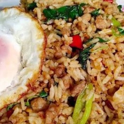 ข้าวผัดกระเพราคลุก (หมูสับ+ไข่ดาว)