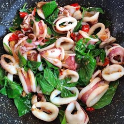 ข้วกะเพราปลาหมึก+ไข่ดาว