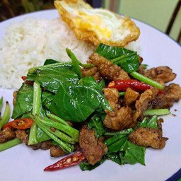 คะน้าไก่กรอบราดข้าว+ไข่ดาว