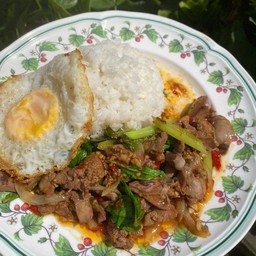 ข้าวราดกระเพราเครื่องใน