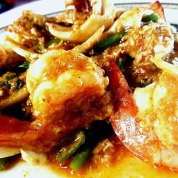 กุ้งหมึกผัดผงกะหรี่