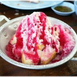 ขนมปัง เยลลี่ เฉาก๊วย ราดน้ำแดงนมข้นหวาน