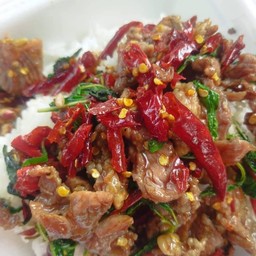 ข้าวกะเพราพริกแห้งหมูหมัก