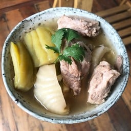 แกงจืดมะระผักกาดดองกระดูกหมู